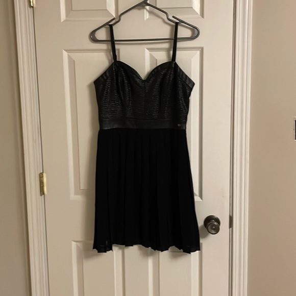 Short black dress. - Picture 1 of 4